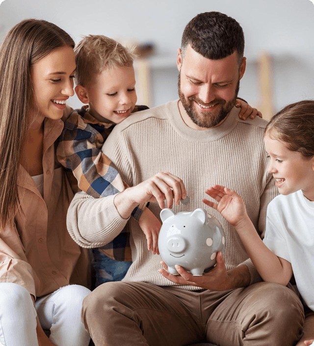 Familie mit Sparschwein - 360° Beratung