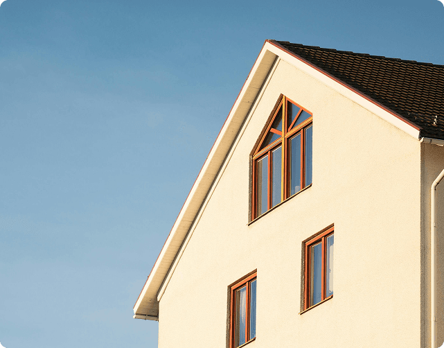 Modernes Haus unter blauem Himmel