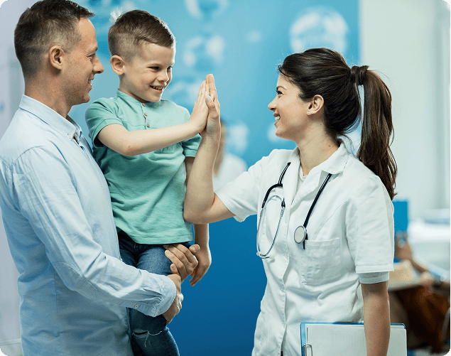 Arzt gibt High-Five mit Kind und Vater